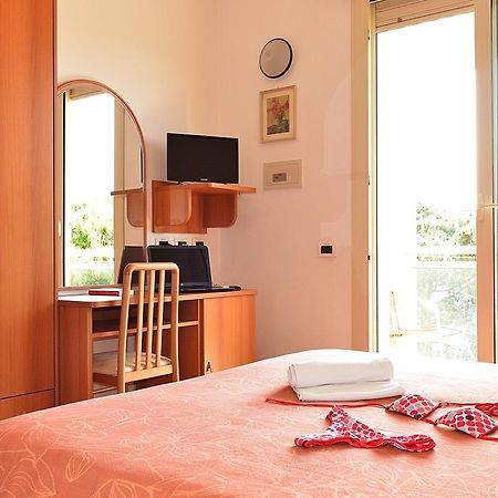 Hotel Bamar Pinarella Kültér fotó