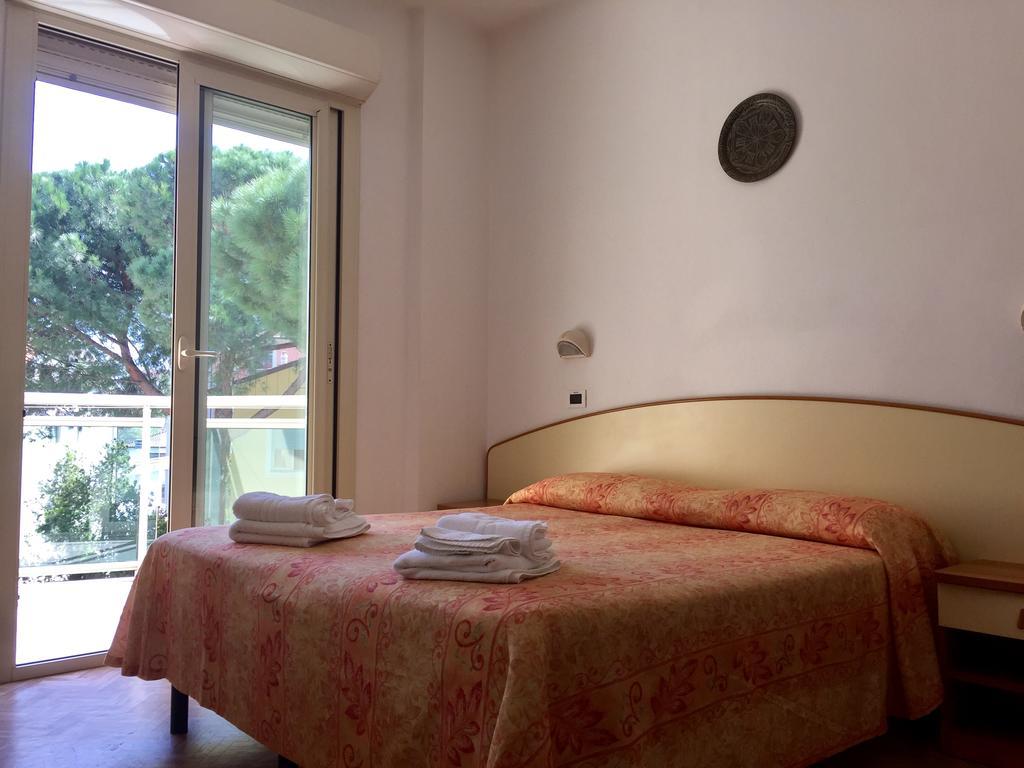 Hotel Bamar Pinarella Kültér fotó