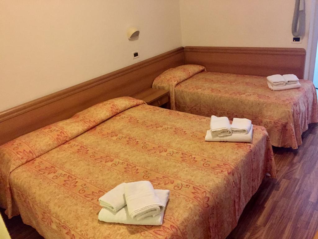 Hotel Bamar Pinarella Kültér fotó