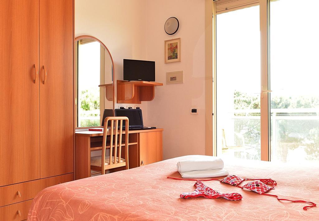 Hotel Bamar Pinarella Kültér fotó