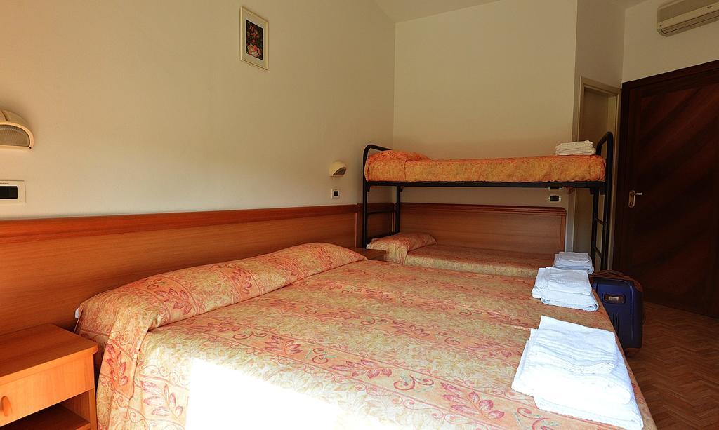 Hotel Bamar Pinarella Kültér fotó