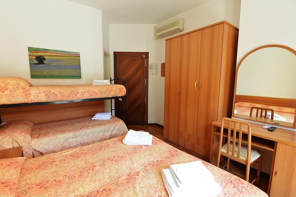Hotel Bamar Pinarella Kültér fotó