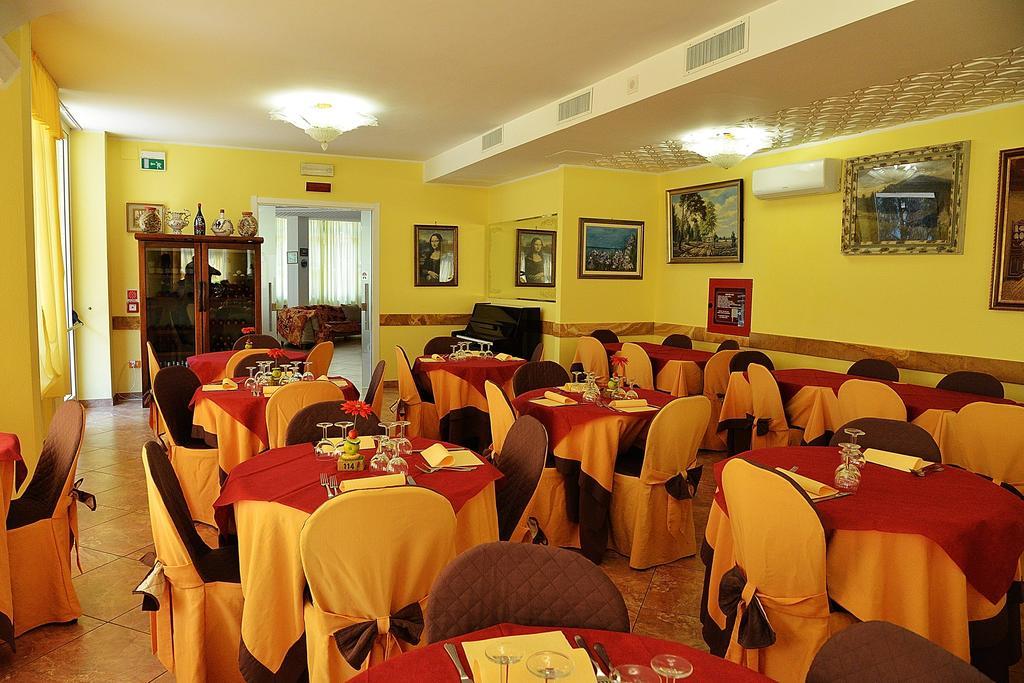Hotel Bamar Pinarella Kültér fotó
