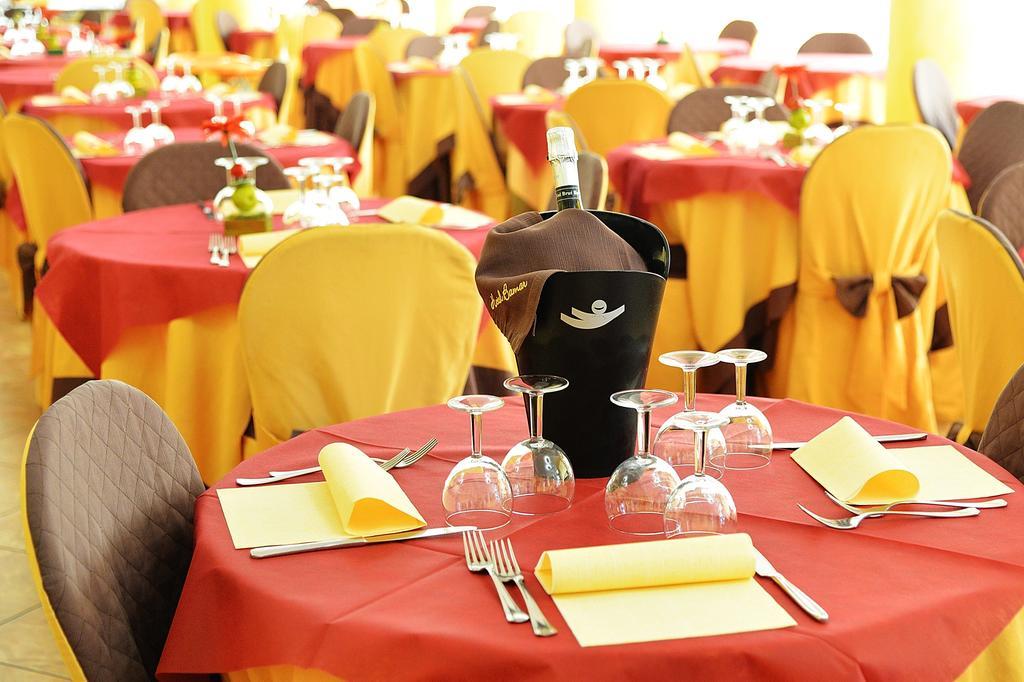 Hotel Bamar Pinarella Kültér fotó
