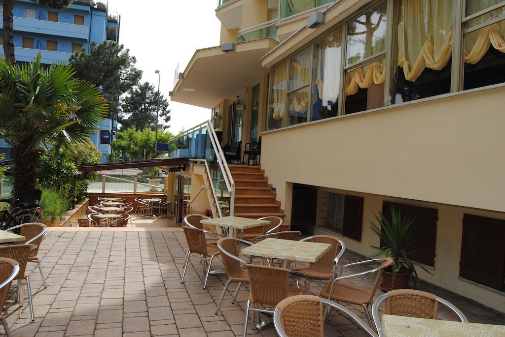 Hotel Bamar Pinarella Kültér fotó