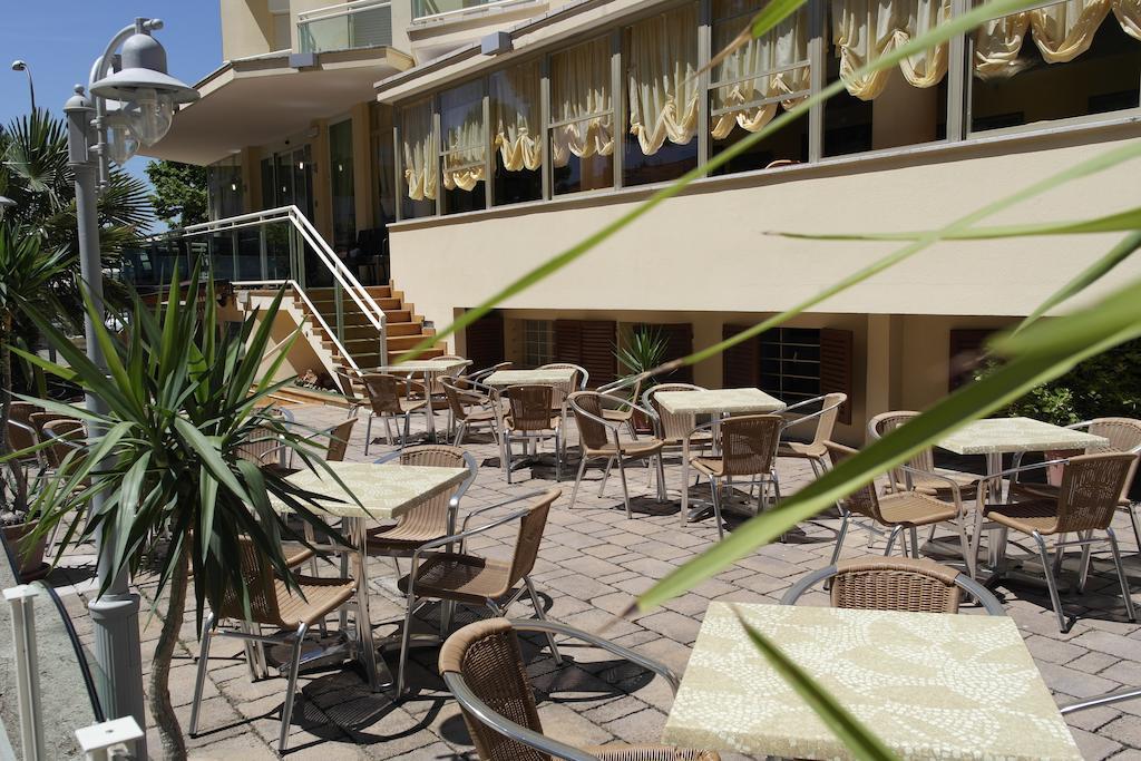 Hotel Bamar Pinarella Kültér fotó